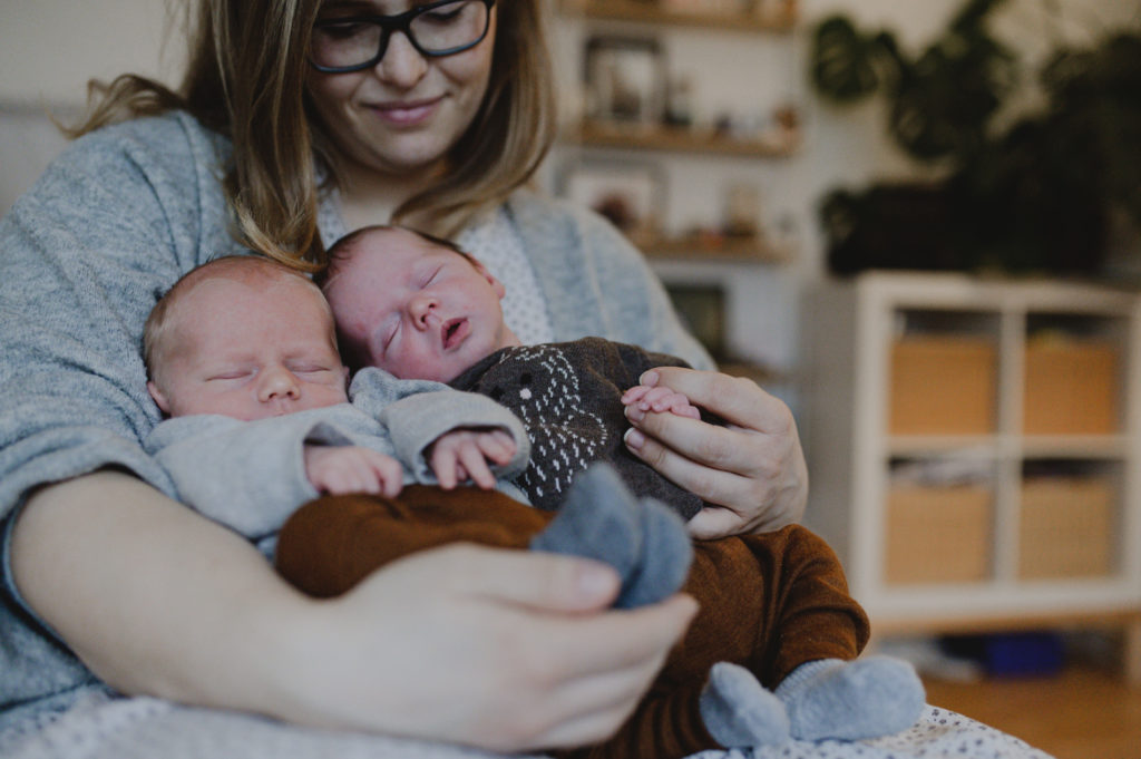 Neugeborenenfotografie Ostholstein fotografiert Zwillinge in Wochenbettreportage