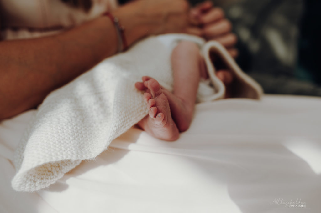 Detailfoto der Babyfüße - Neugeborenenfotografie