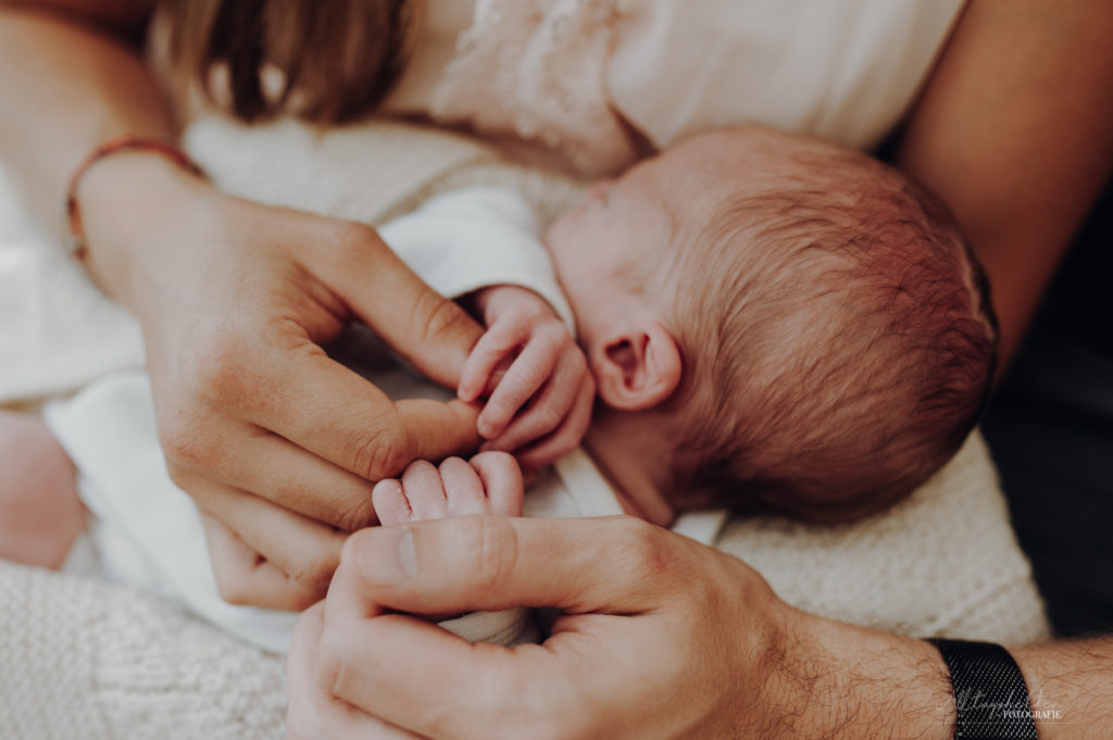 Babyfoto closeup und Hände der Eltern