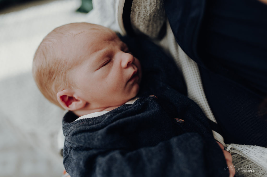 Nahaufnahme des müden Babys