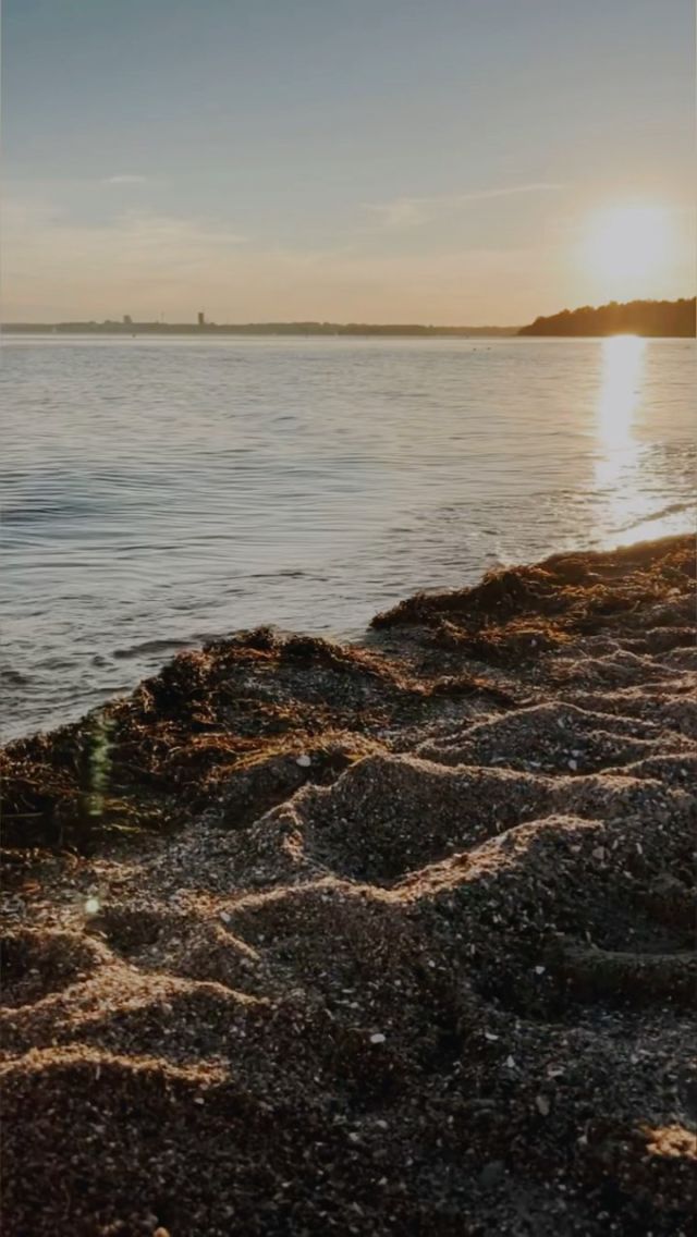 Und wie geht’s dir? 

#großevermissung #ohnefamilieohnemich #ostsee #sunset #whatever #tschüssgemüs
